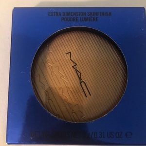 MAC extra dimension skinfinish